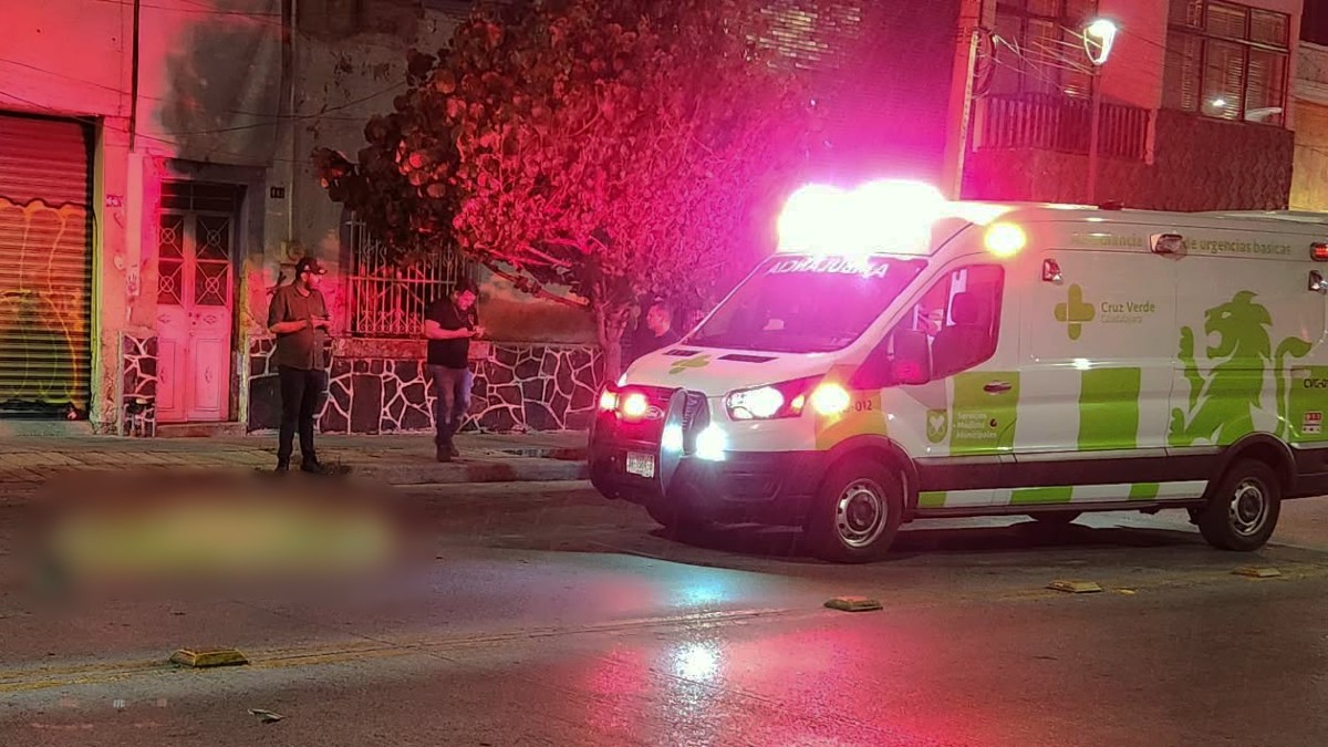 El conductor de la camioneta solicitó el apoyo de paramédicos quienes confirmaron la muerte de la mujer