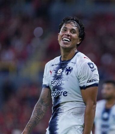 El defensor central y el atacante uruguayo superaron sus respectivas molestias físicas y volvieron a entrenar al parejo del grupo.