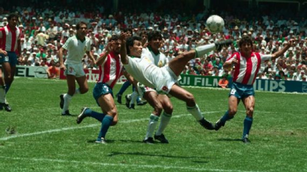 Una de las especialidades de Hugo Sánchez era el remate de chilena / Getty Images