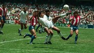 Una de las especialidades de Hugo Sánchez era el remate de chilena / Getty Images