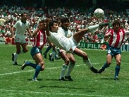 Una de las especialidades de Hugo Sánchez era el remate de chilena / Getty Images