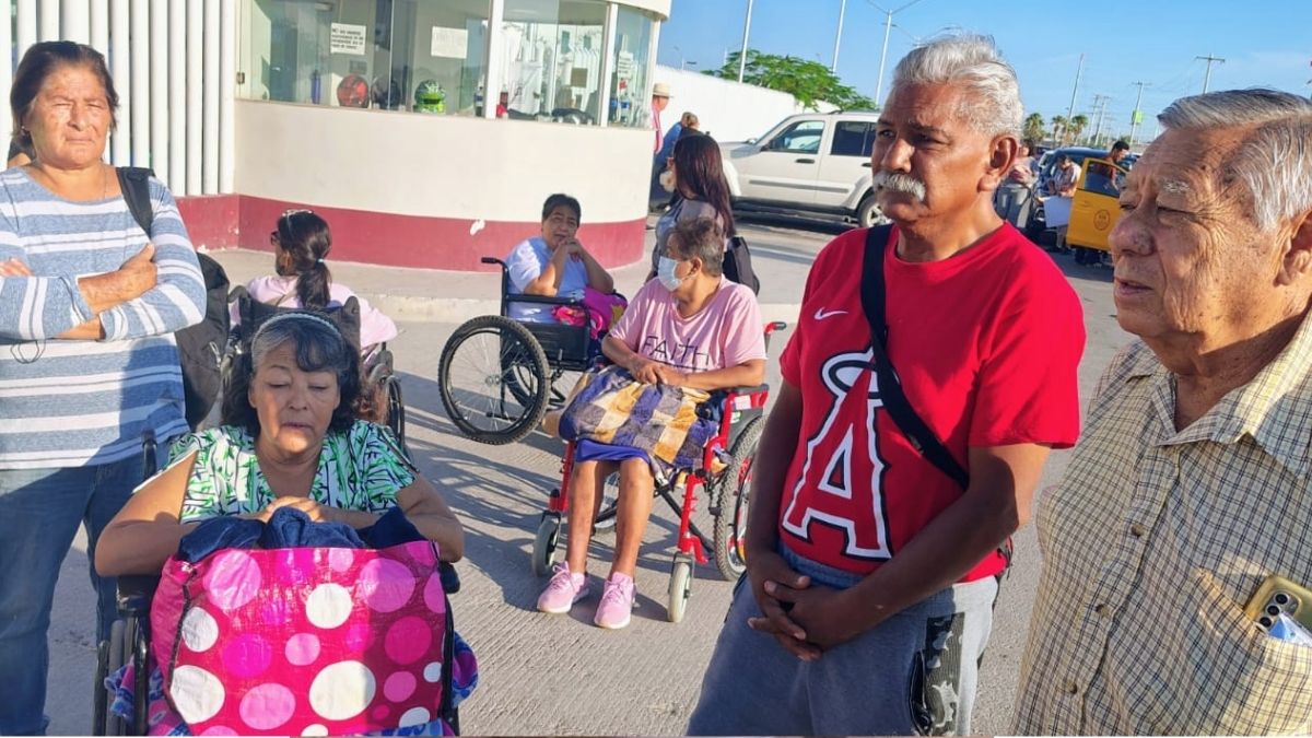 Ante la falta de respuesta sobre el insumo, los derechohabientes exigieron una solución inmediata a las autoridades del hospital.