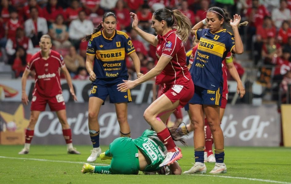 La guardameta de Las Amazonas sufrió una dura entrada durante el compromiso de la Jornada 8 de la Liga MX Femenil disputado en la capital mexiquense.