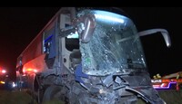 La puerta del camión y la entrada acabaron destrozadas.