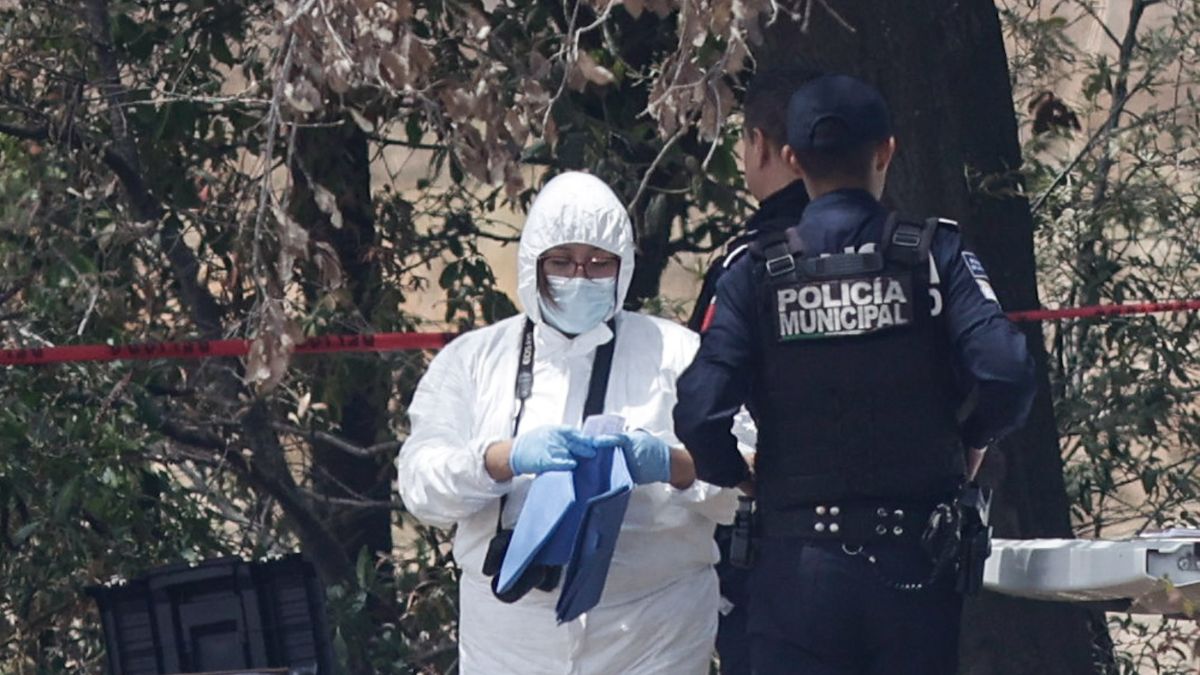 Peritos e investigadores de la Fiscalía General del Estado procesaron la escena del crimen en Ajalpan