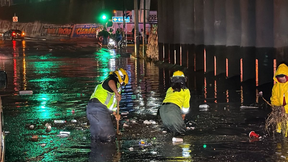 Personal de Protección Civil y cuerpos de emergencia realizan labores de desazolve y auxilio tras la intensa lluvia con granizo registrada en Cuautlan
