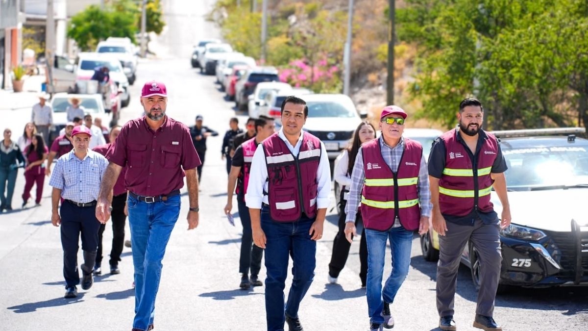 Durante el recorrido, familias de Lomas de Santa Catarina recibieron servicios médicos, veterinarios y plantas para mejorar su entorno.