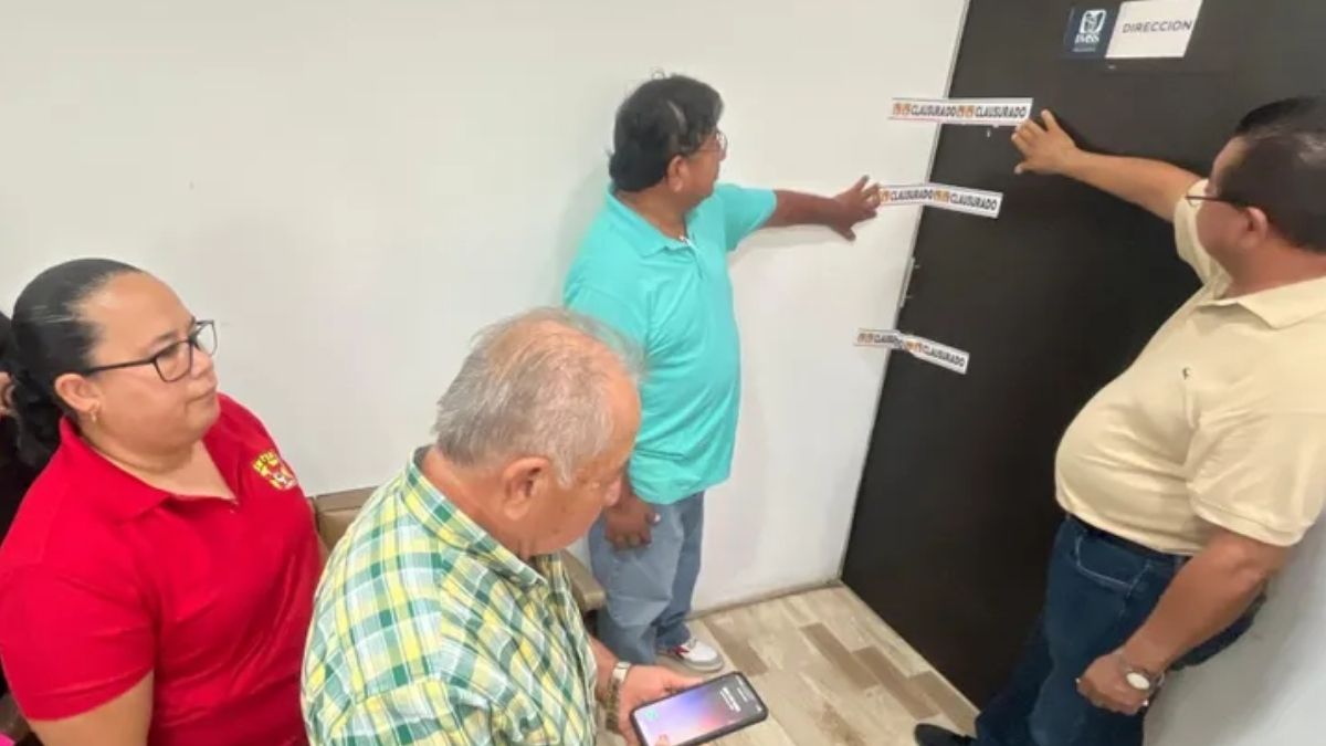 Representantes del Sindicato de Salud colocaron sellos de clausura en la puerta de la Dirección del Centro de Salud de Tampico.