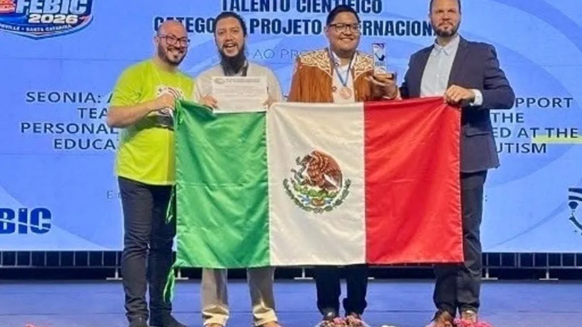 Víctor Eduardo Acosta Villalón y Luis Jerónimo Loera Moreno, alumnos de Ingeniería en Mecatrónica BIS.| Especial