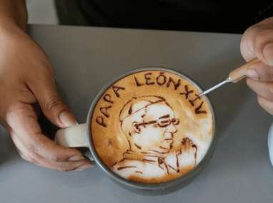 Cafetería en Perú rinden tributo al papa León XIV
