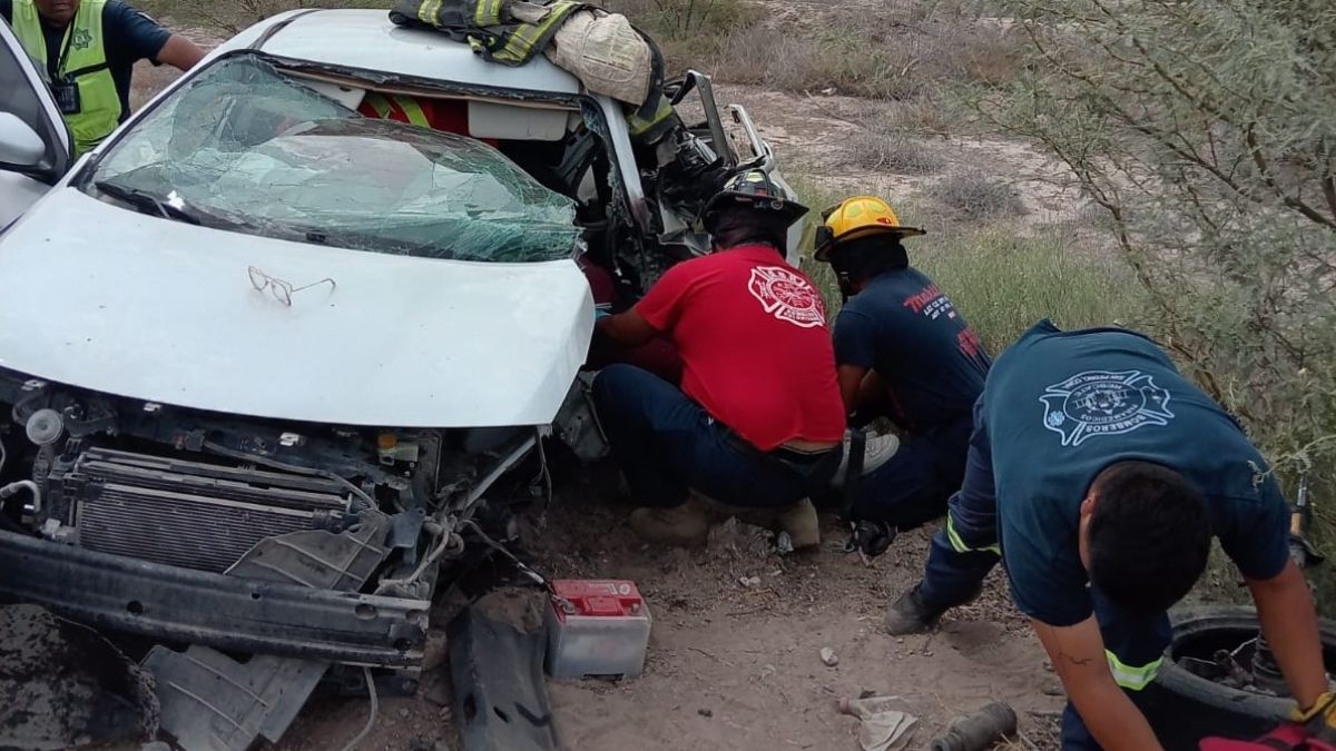 A causa del brutal impacto, la joven médico quedó prensada en el interior de su vehículo destrozado.