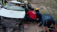 A causa del brutal impacto, la joven médico quedó prensada en el interior de su vehículo destrozado.