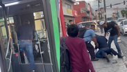 Chofer de camión pelea con automovilista y la unidad avanza sin el conductor en Apodaca