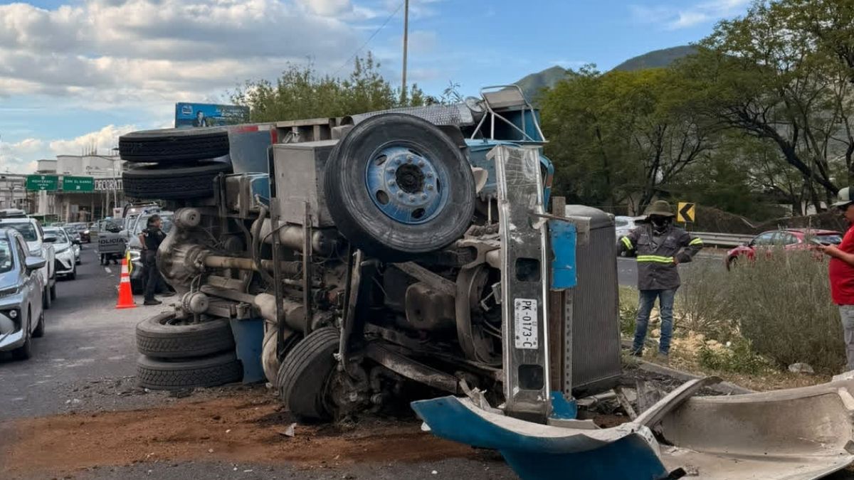 El chofer fue conducido nuevamente al lugar del percance antes de ser puesto a disposición de las autoridades locales.