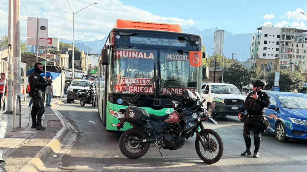 Chofer golpea a pasajero en camión de NL