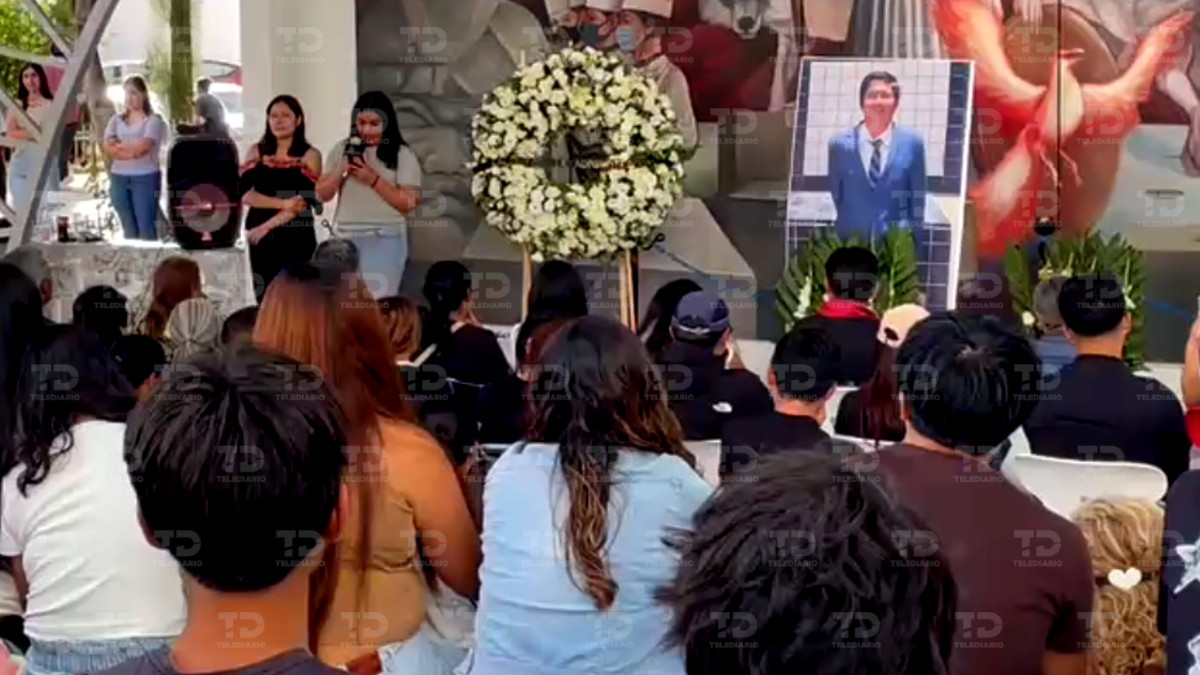 Cientos de estudiantes se dieron cita en la Plaza Cultural de CU para despedir al joven hallado sin vida / Alan Flores