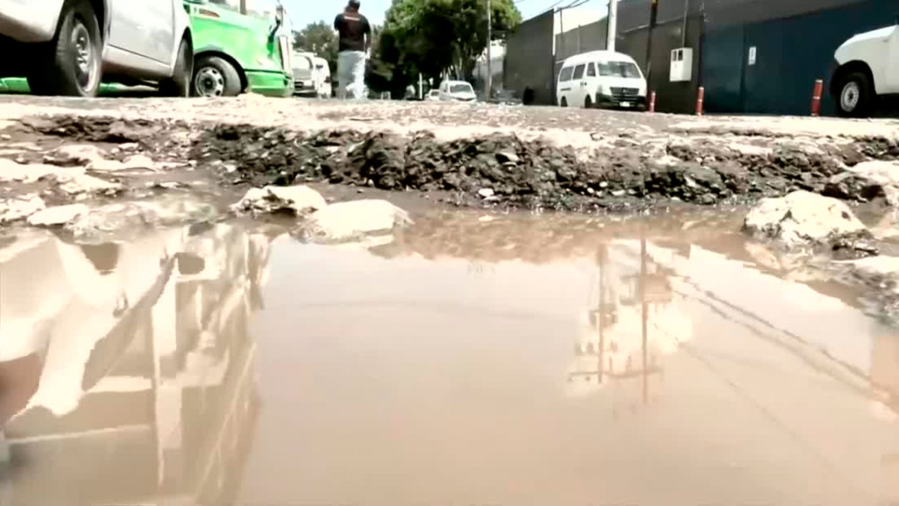 Denuncian baches de más de ocho años afectando a calles de Naucalpan