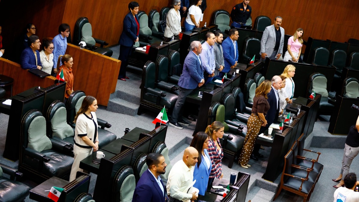 Los diputados, público presente y miembros de la prensa aplaudieron para recordar a Fernández Garza.