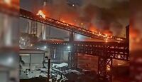 El incendio consumió gran parte de las instalaciones de la siderúrgica.
