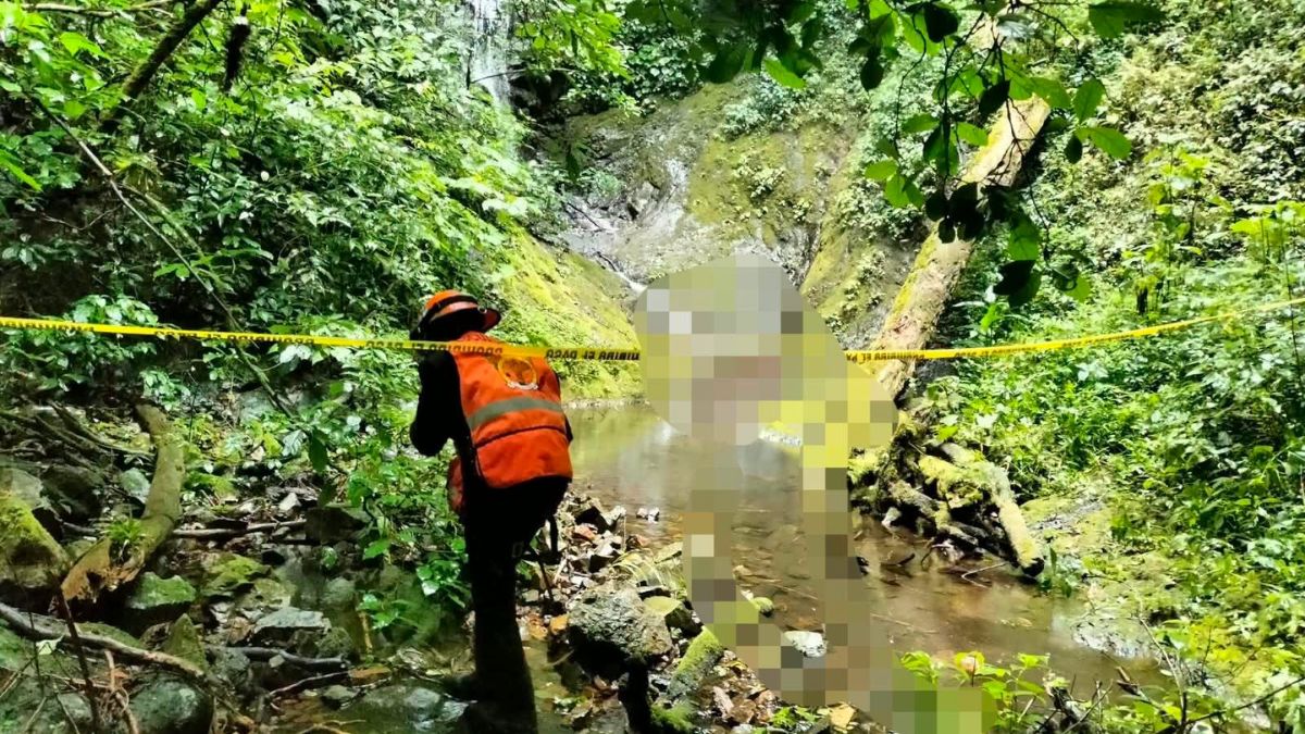 Elementos del Escuadrón Nacional de Rescate y Protección Civil ejecutan maniobras con cuerdas y camillas rígidas para extraer el cuerpo