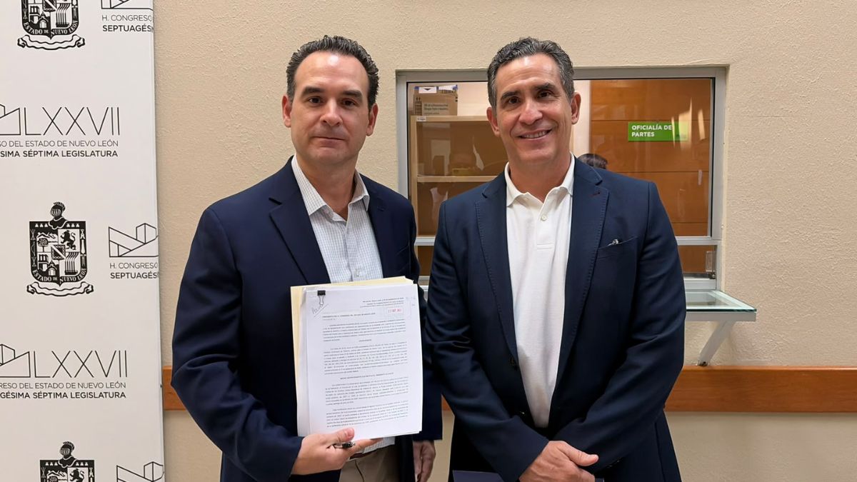 De la Garza urgió a instalar pronto una comisión redactora.| Especial