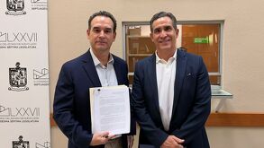 De la Garza urgió a instalar pronto una comisión redactora.| Especial