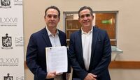 De la Garza urgió a instalar pronto una comisión redactora.| Especial