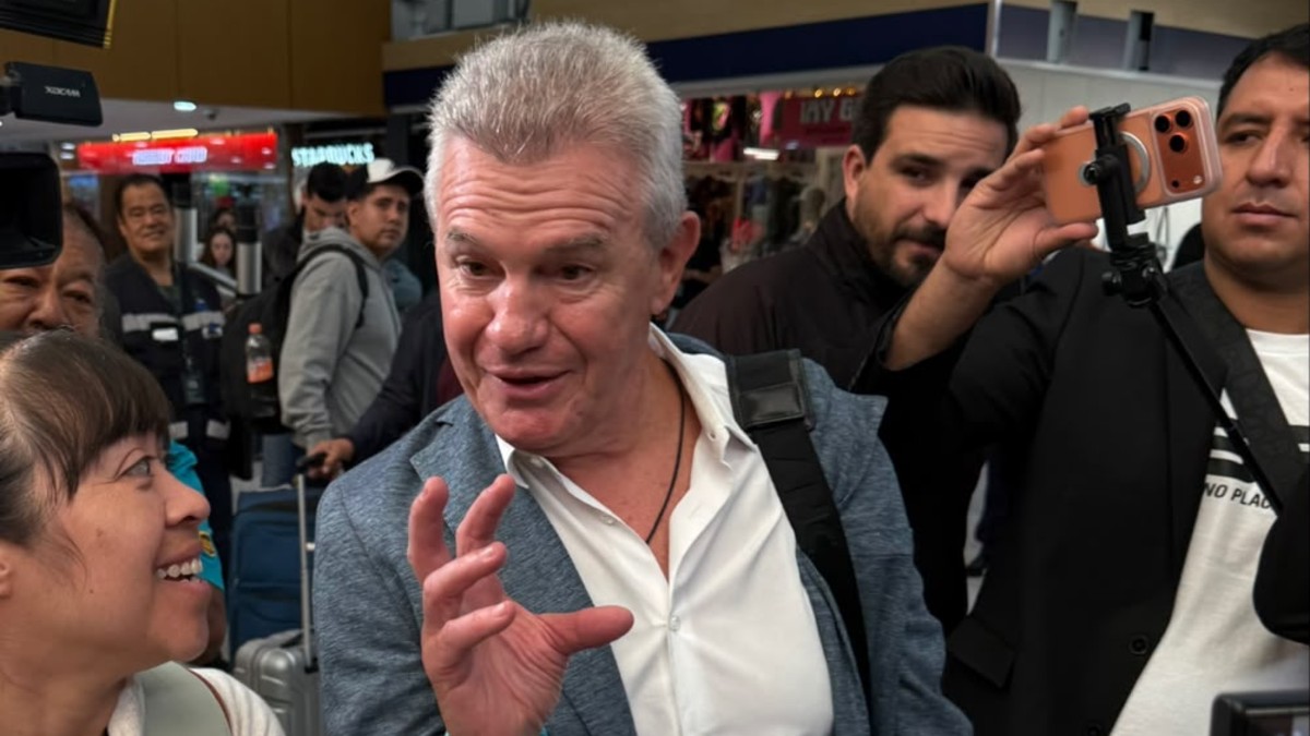 Javier Aguirre en el AICM rumbo a España