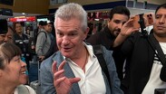 Javier Aguirre en el AICM rumbo a España