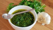 Una de las mayores ventajas del chimichurri es que puede prepararse en tan solo un par de minutos