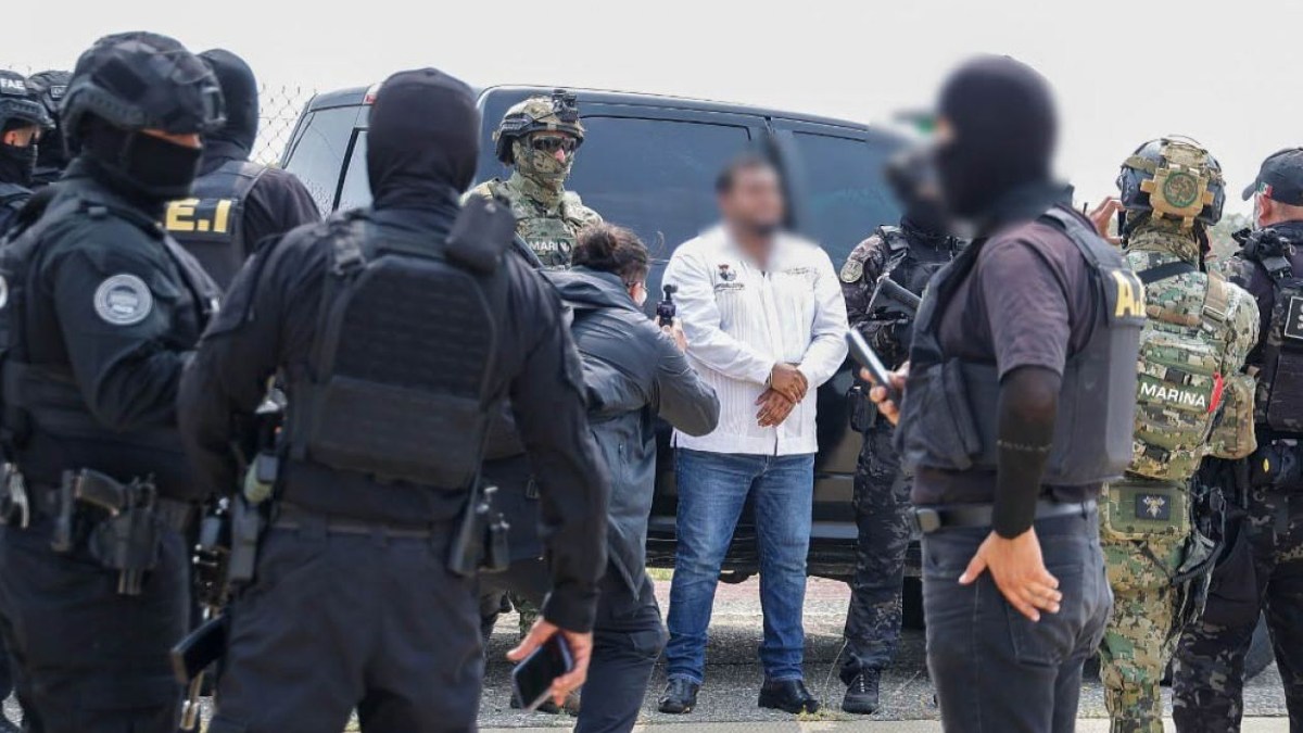 Miguel 'N' es custodiado por elementos de fuerzas federales tras ser detenido en Oaxaca |