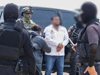 Miguel 'N' es custodiado por elementos de fuerzas federales tras ser detenido en Oaxaca |