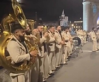 Lejos de molestarse, la agrupación compartió el video del momento en sus propias redes sociales.