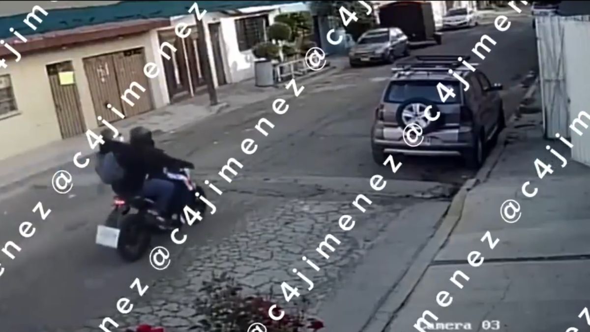 Una mujer fue atacada a balazos en la puerta de su casa en Nezahualcóyotl.