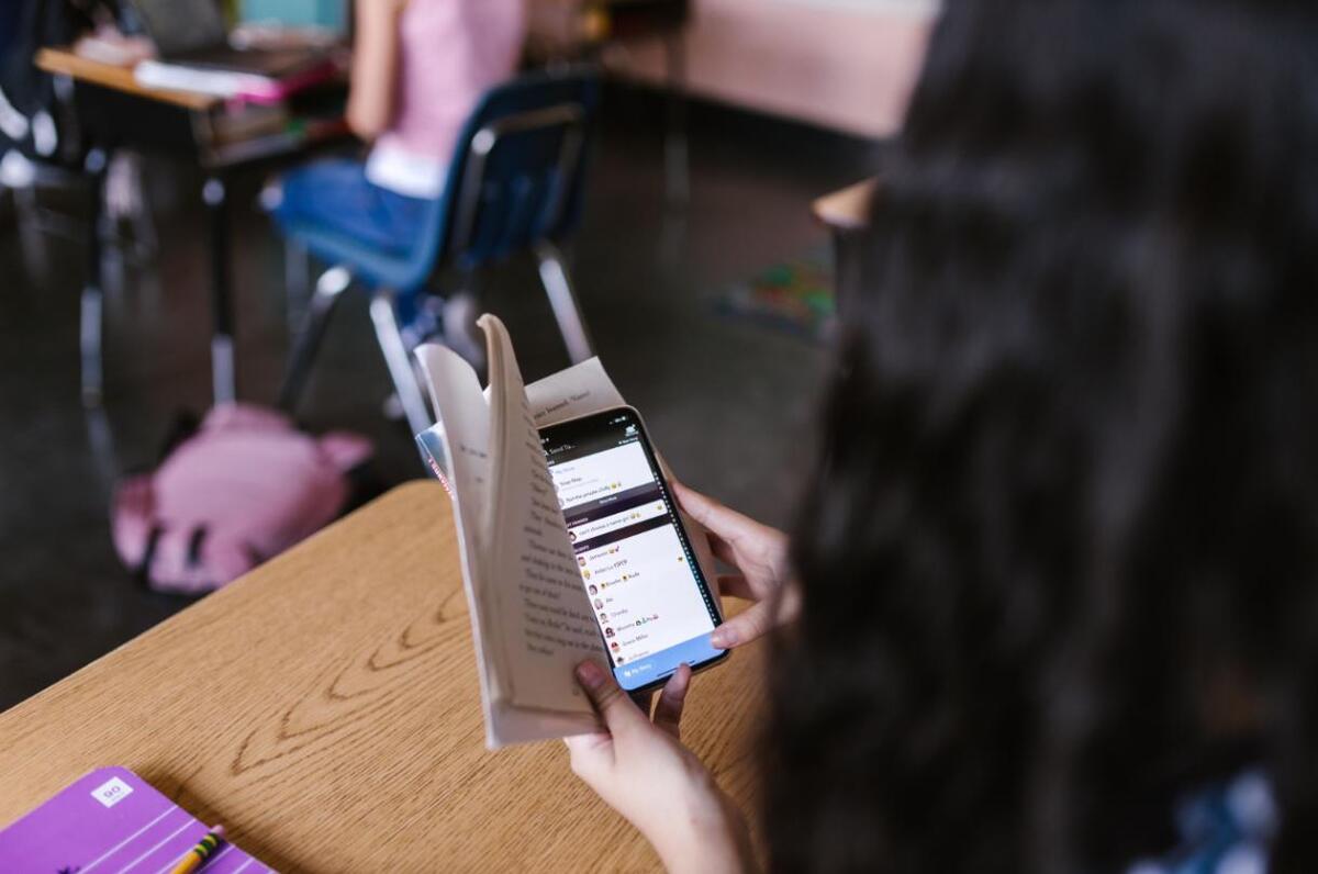 El planteamiento contempla reforzar medidas preventivas ante conductas originadas en redes sociales.