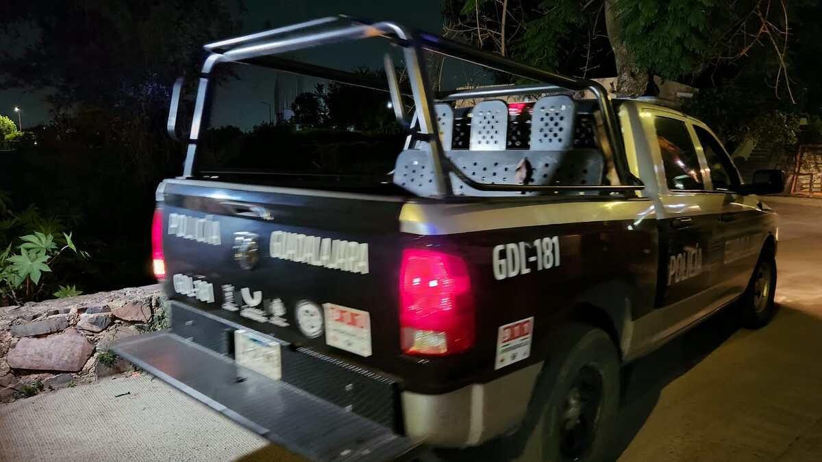 Policias de Guadalajara acudieron al sitio para indagar sobre la agresión.