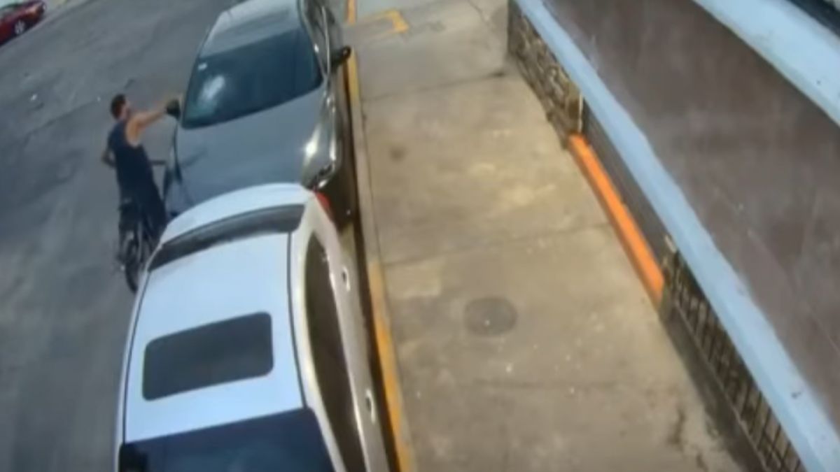 Lo señalaron por dañar autos y vecinos lo retuvieron en calles de Guadalajara