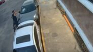 Lo señalaron por dañar autos y vecinos lo retuvieron en calles de Guadalajara
