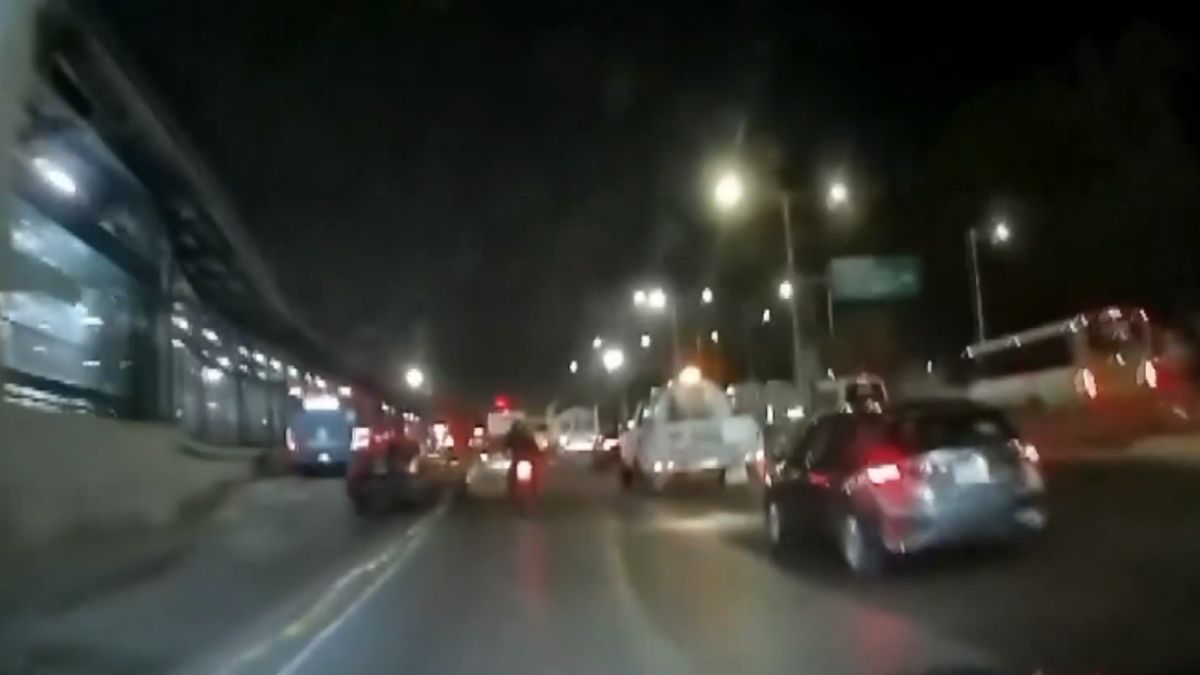 El automovilista invadió el carril del Metrobús antes y después de arrollar al motociclista.