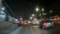 El automovilista invadió el carril del Metrobús antes y después de arrollar al motociclista.