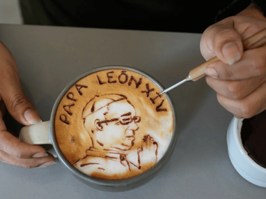 Cafetería en Perú rinden tributo al papa León XIV