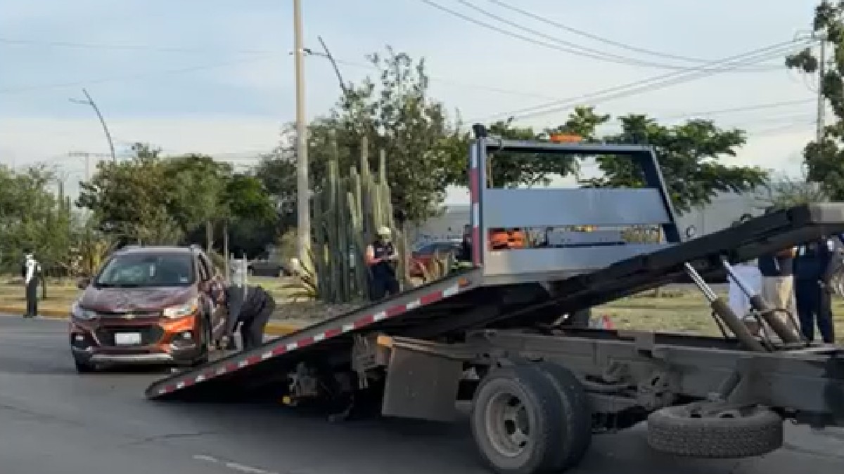 La camioneta Chevrolet terminó completamente volcada sobre la vialidad.