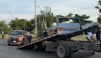 La camioneta Chevrolet terminó completamente volcada sobre la vialidad.