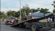 La camioneta Chevrolet terminó completamente volcada sobre la vialidad.