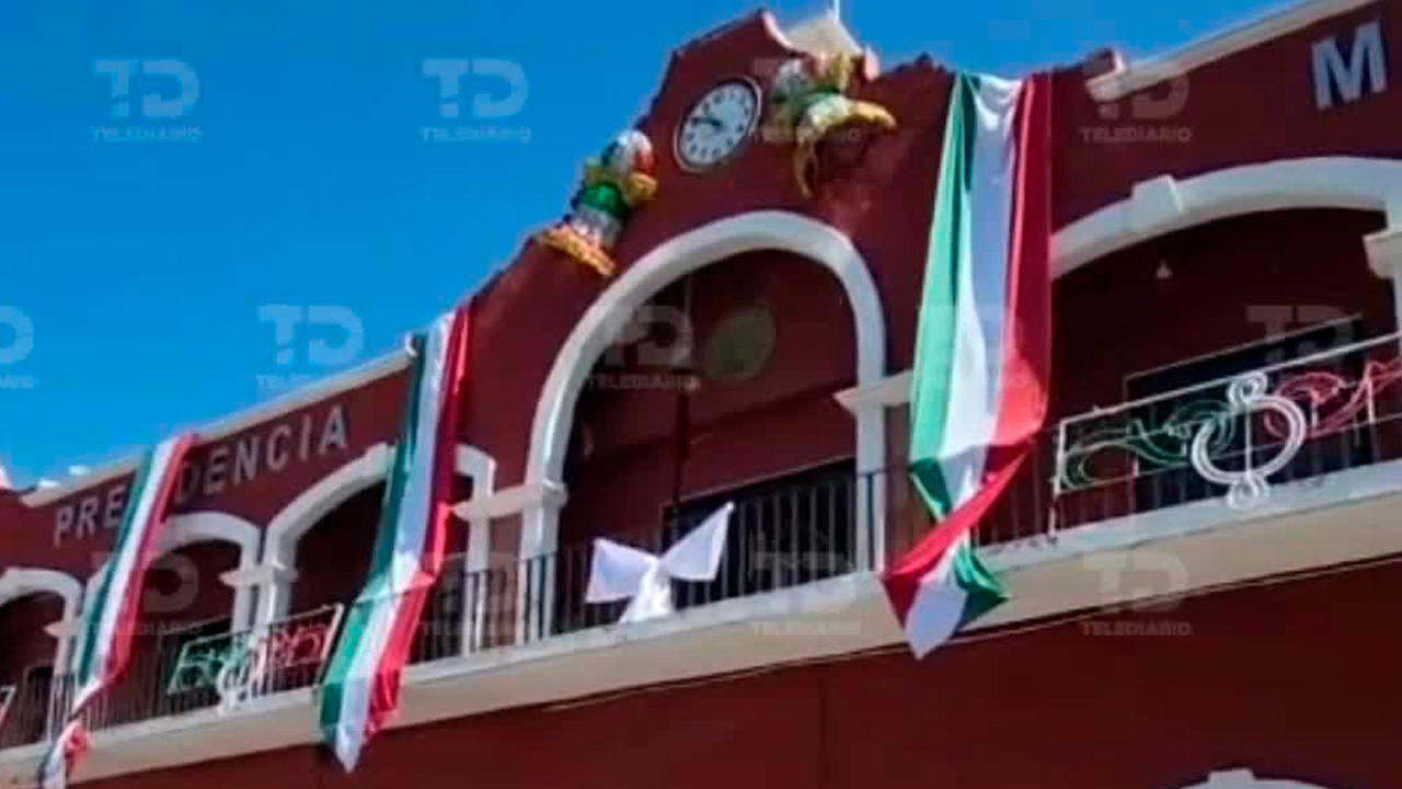 Colocan moño blanco en la presidencia municipal de Tecamachalco
