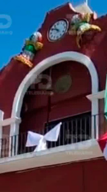 Colocan moño blanco en la presidencia municipal de Tecamachalco