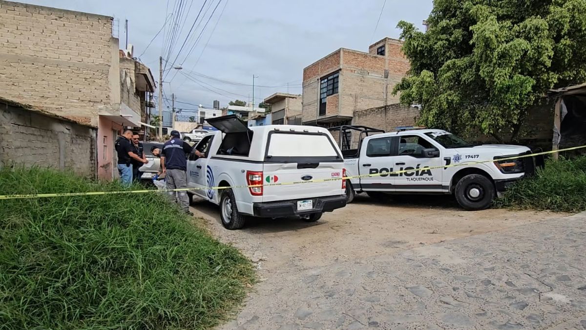 Encuentran cadáver con severas huellas de violencia entre la maleza en Tlaquepaque.