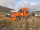 De acuerdo con la información recabada en el lugar, el operador presuntamente se quedó dormido mientras circulaba por ese tramo.