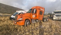 De acuerdo con la información recabada en el lugar, el operador presuntamente se quedó dormido mientras circulaba por ese tramo.