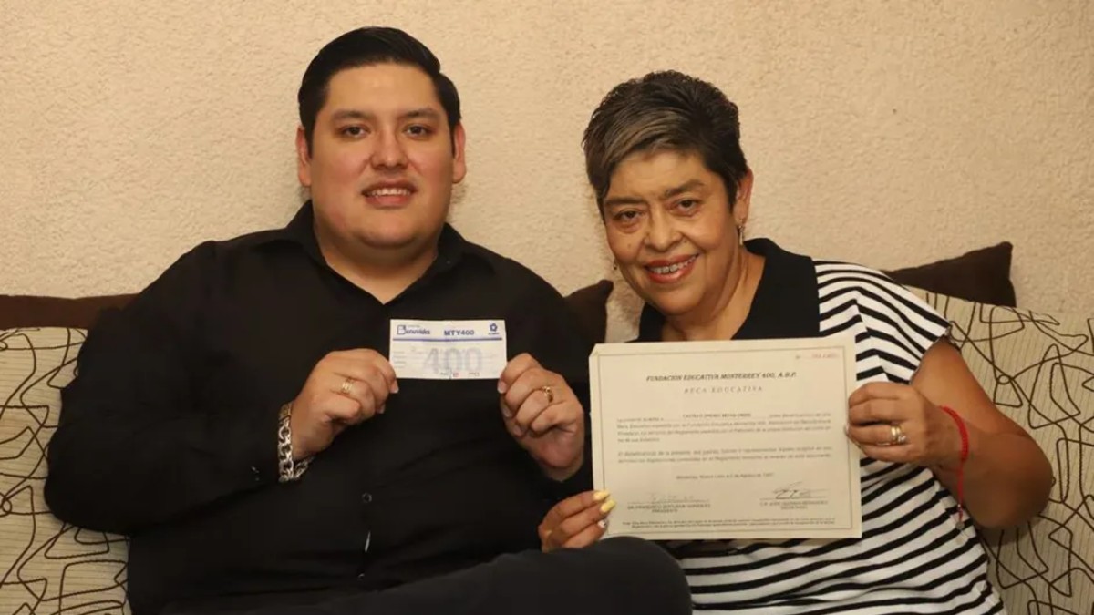 La madre de Bryan aún conserva el documento de su inscripción